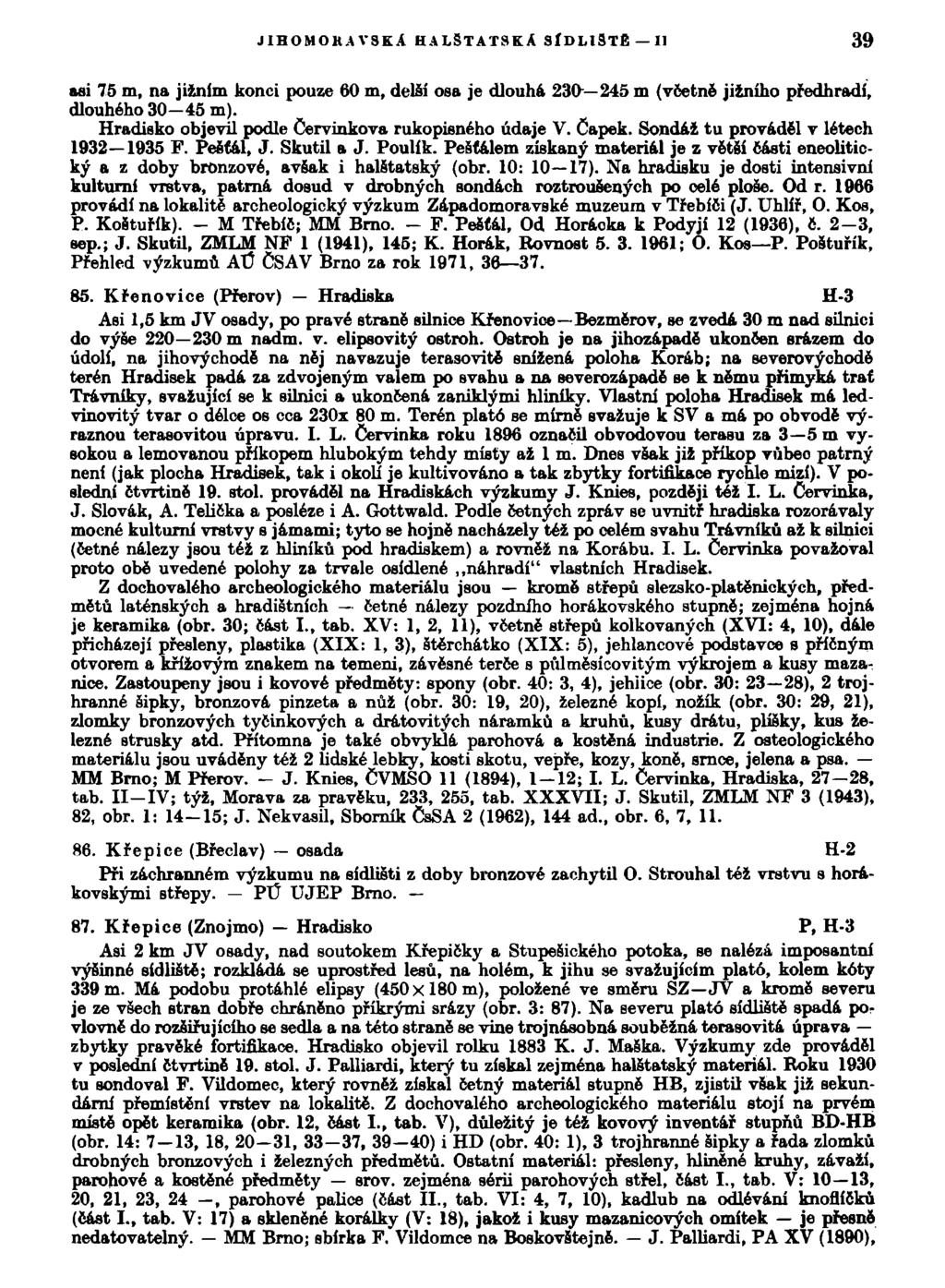 JIHOMORAVSKÁ HALSTATSKA SÍDLIŠTĚ II 39 asi 75 m, na jižním konci pouze 60 m, delší osa je dlouhá 230-245 m (včetně jižního předhradí, dlouhého 30-45 m).