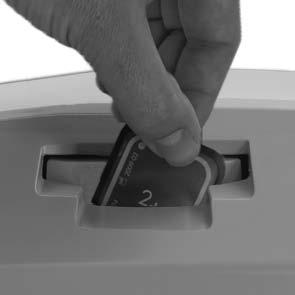 Obal chránící proti přístupu světla bude prostřednictvím fixace zadržen a nebude vtažen do přístroje. Postup průběhu načítání je zobrazen v náhledovém okně na monitoru.