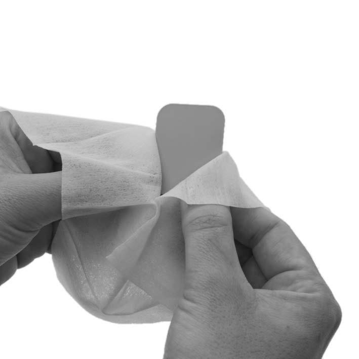 . Alternativně lze použít namísto dezinfekčního ubrousku na měkký, bezfuflíkový ubrousek postřikovou dezinfekci (např. Dürr Dental FD 322, FD 333). Doba působení se musí dodržet.