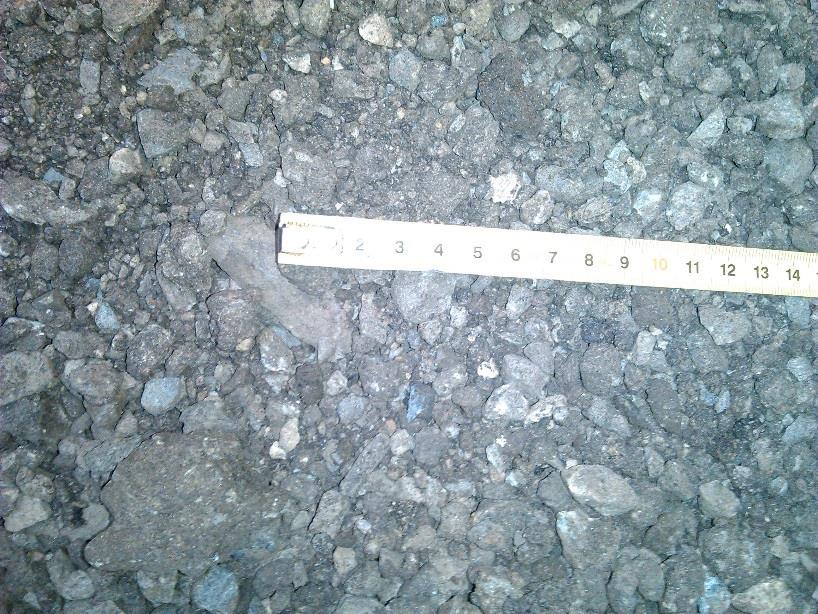 odfrézovaný (rozemletý) materiál, je důležitá pouze pro postup, kdy se zamíchává R-materiál do nově vyráběné směsi. [1] Obr. 1: R-materiál 2.3.