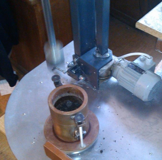 dopadá z výšky 457 mm nad povrchem směsi při řízení vodící tyčí.
