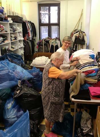 dobrovolnická činnost charitní šatník cíl projektu Provoz dobrovolnického projektu Charity Hranice je zajišťován obětavými a trpělivými dobrovolnicemi, které od dárců přijímají ošacení, třídí jej,