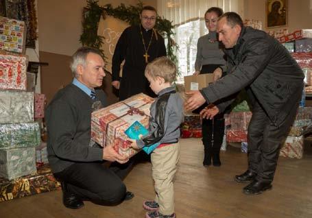 dobrovolnická činnost VÁNOČNÍ DÁRKY PRO UKRAJINU Na Ukrajinu putovalo z děkanátu Hranice 52 vánočních balíčků.