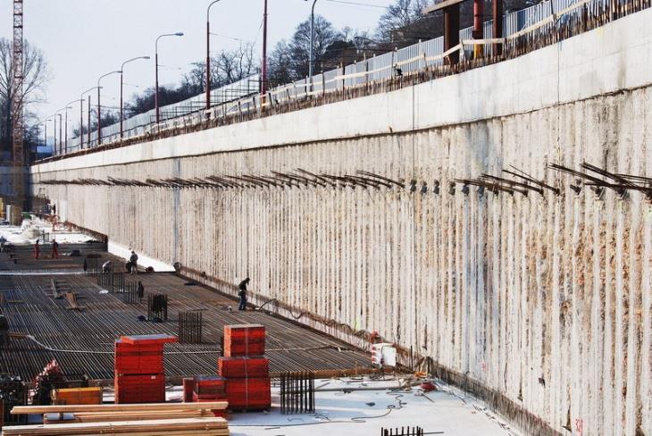 Obr. 18: Převrtávaná pilotová stěna [45] Převrtávané piloty mají osovou vzdálenost závislou na průměru piloty d [m], volné výšce h [m] a geologických poměrech.