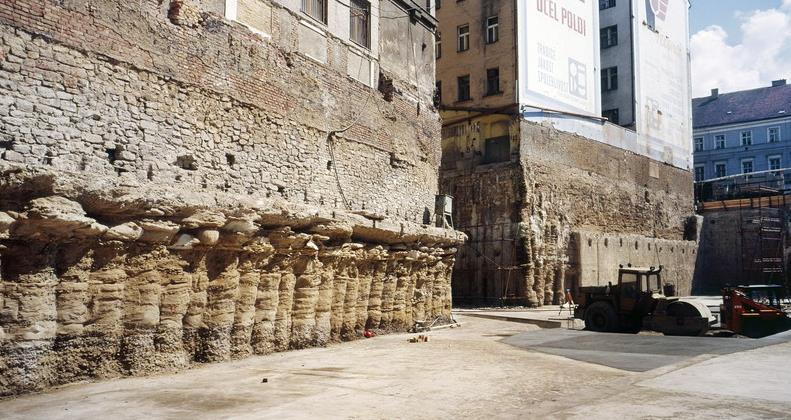 Za příznivých geotechnických podmínek je nejvhodnější konstrukcí překrývající se sloupy z tryskové injektáže. V případě velmi malé hloubky základové jámy cca.