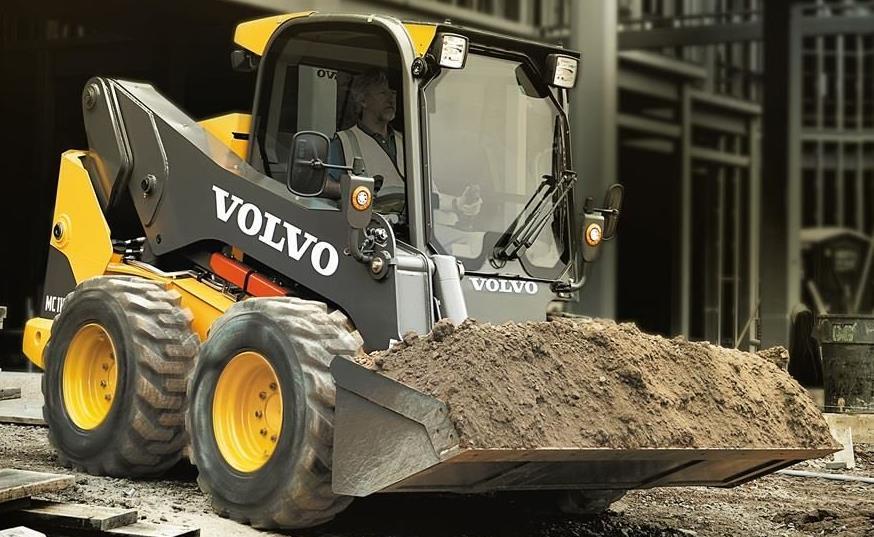 NAKLADAČ Název: Popis: Využití: Volvo MC 115C Smykem řízený čelní nakladač Volvo MC 115C je ideální volbou pro efektivní, přesné a rychlé naložení sypkého