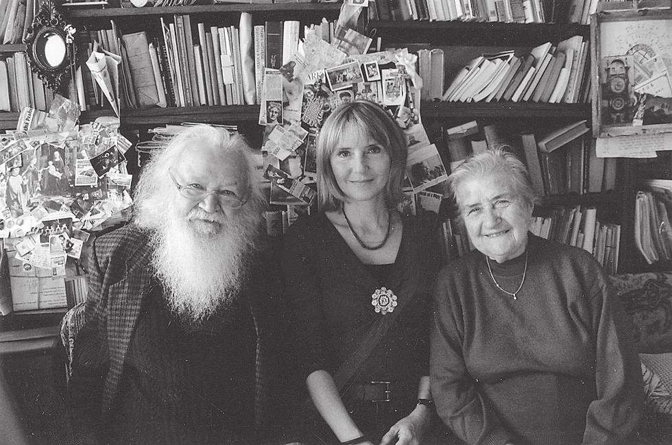 O. Š. s paní Jožkou a s autorkou tohoto článku před svojí rozměrnou knihovnou. Říjen 2006. (Foto archív autorky) sekvencí (s. 103, 104): ta-ta-ta, ta-ta-ta-ta.