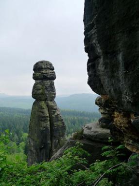 TURISTICKÉ OKRUHY VELKOLEPÉ VÝHLEDY JSOU GRÁTIS Nezapomeňte na dodržování bezpečnosti na trase a výletních cílech, zvlášť na vrcholcích stolových hor a ve skalních městech.