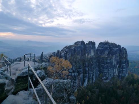 3. Schrammsteine, 417 m, putování skalním městem Vordere Schrammsteine s překrásnými vyhlídkami, patřící mezi nejkrásnější v Sasku Rozeklaný masiv Schrammsteine, rozkládající se na pravém břehu Labe