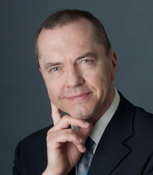 U jednoročního kontraktu v režimu velkoodběr klesla cena z a m e g a w a t t h o d i n u p ro t i uzavíracímu kurzu loňského roku o 18,5 % na 414 korun.
