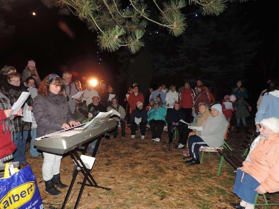 ZPÍVÁ KOLEDY A SPOLEČNĚ JSME