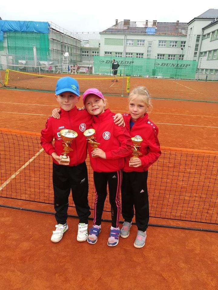 SPORTOVNÍ UDÁLOSTI TENIS - poděkování dlouholetému správci kurtů Ke konci roku 2018 na svou žádost končí jako správce kurtů p. Mareš, který se staral o kurty od začátku naší existence.