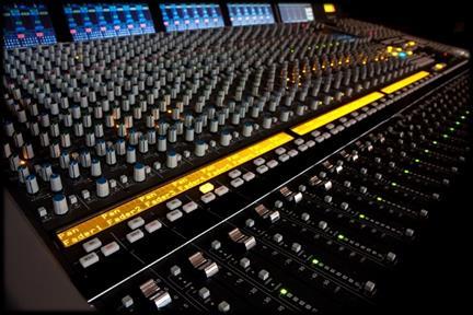 Obrázek 1 Mixážní pult SSL Duality SE ze Studia DNO Zdroj: studio.jamu.cz. Nahrávací studio Divadla na Orlí. [online]. 20
