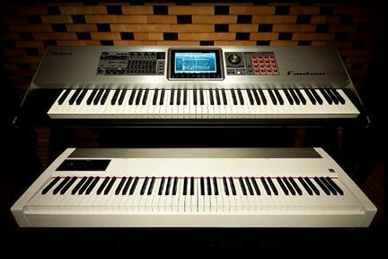 elektronické piano Fender Rhodes 17, koncertní křídlo Shigeru Kawai a další. Personál studia má odpovídající profesní vzdělání. Obrázek 3 Syntezátor Roland Phantom Zdroj: studio.jamu.cz.