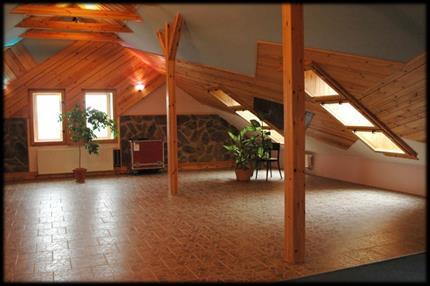 8.2 Studio 2 Studio 2 je o rozloze 100 m 2 a největší výškou 5 m variantou pro kapacitně menší projekty. V režii je umístěn mixážní pult NEVE V 51.