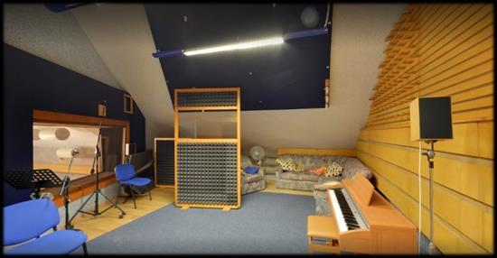 Studio nedisponuje dodatečnými odzvučenými nahrávacími místnostmi, pouze oddělenou režií, ve které je k práci umístěn mixážní pult Solid State Logic SS 32+.