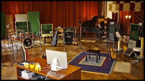 Obrázek 9 Studio v Jinočanech - nahrávací místnost - 3Bees Studio Zdroj: 3Bees 3 včelky. 3Bees. [online]. 2016. Dostupné z: http://3bees.cz/images/photos/strucne/studia-jin-1200.jpg 11.