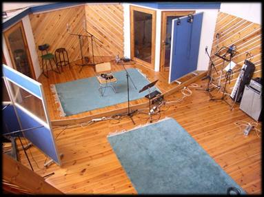12 Studio V Studio V dostalo svůj název po svém vlastníkovi, kterým je Ivo Viktorín. Studio se nachází v centru Zlína, v budově Městského divadla na třídě Tomáše Bati.