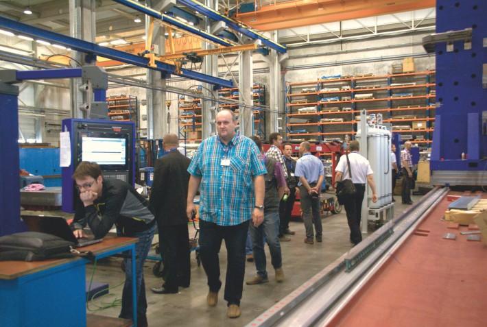 V hale lehké mechaniky jsme se pochlubili strojovým parkem (vedle již zmíněné zaběhávací stolice na frézovací hlavy to bylo např.