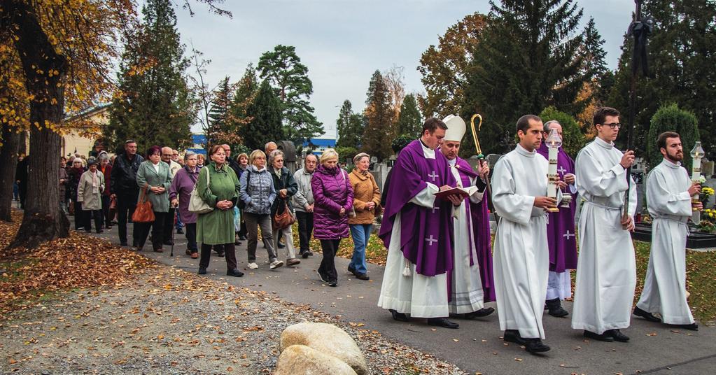 Fota: Gabriela Nováková / Člověk a víra Biskup Vlastimil Kročil celebroval 2. listopadu u českobudějovické sv. Otýlie eucharistii následovanou požehnáním hrobů a modlitbou za zemřelé.