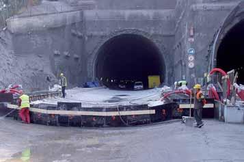 DEFINITIVNÍ OSTĚNÍ SEVERNÍHO VÍTKOVSKÉHO TUNELU FINAL LINING OF THE VÍTKOV NORTHERN TUNNEL MICHAL BEŇOVIČ, PETR JAKEŠ, OLDŘICH ČEJKA ÚVOD Myšlenka vybudovat vysokokapacitní spojení mezi hlavním