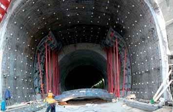 Mezilehlou izolaci tvoří podkladní vrstva geotextilie 500 g/m 2 (uložena na stříkaný beton) a izolační fólie PE Carbofol Tunel Liner tl.