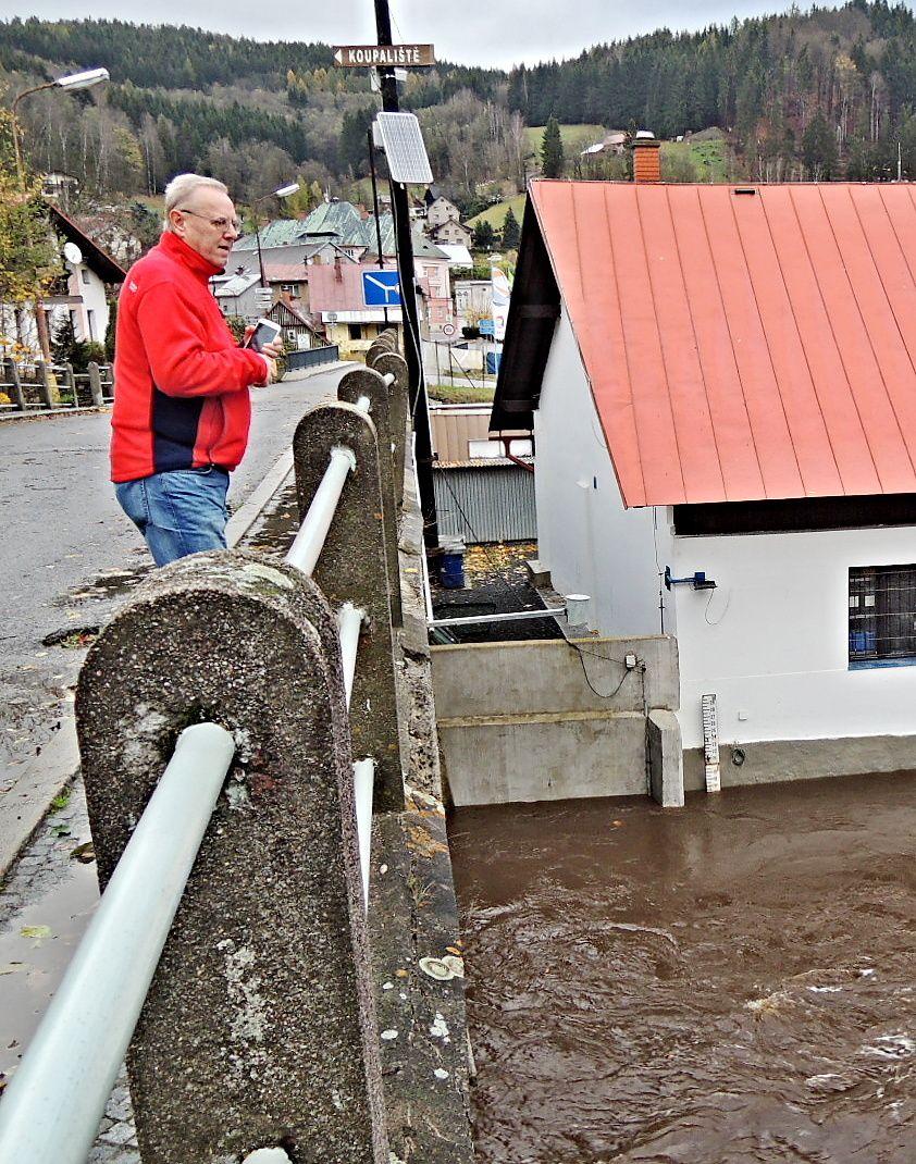 ZÁŘÍ ŘÍJEN JIZERAN 5/2017 S t r á n k a 11 třeba vyhlašovat povodňovou aktivitu. Škody se teprve bilancují a sčítají. Vysvětlení k informaci uvedené v minulém čísle Jizeranu týkající se provozní doby.