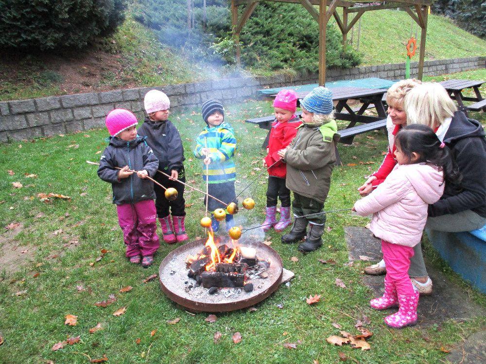Žáci hudebního oboru se připravují na koncerty a řadu vystoupení, které s sebou přinese advent. Nyní vše plánujeme, proto neuděláte chybu, když se občas podíváte na náš web zus.jabloneckrkonose.
