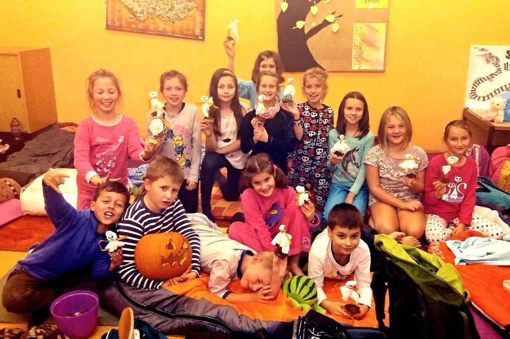 ZÁŘÍ ŘÍJEN JIZERAN 5/2017 S t r á n k a 21 Halloweenské spaní ve škole Vše začalo tím, že jsme se sešli v 17:30 ve škole. Bylo to v pondělí 30. 10. - právě na Halloweena. Setkali se žáci 3. a 4.