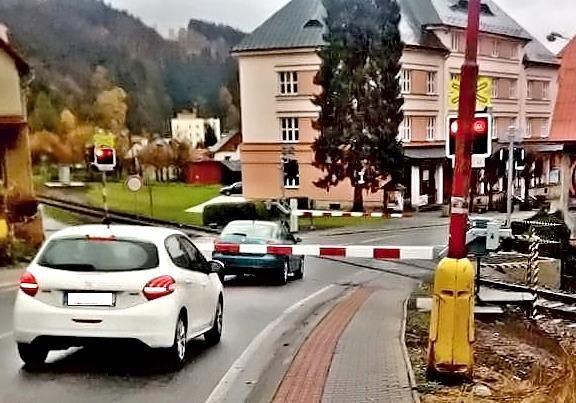 ZÁŘÍ ŘÍJEN JIZERAN 5/2017 milióny korun. Největší podíl oprav byl proveden technologií PACHMATIC (zástřik asfaltovou emulzí spolu s jemným kamenivem).