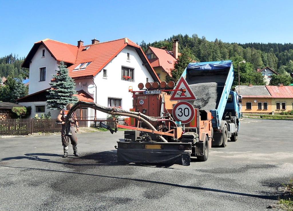 Tady bylo zapotřebí použít klasickou balenou asfaltovou směs pokládanou finišerem. Akce si vyžádala více než 1,8 mil. Kč, z toho částkou 300.