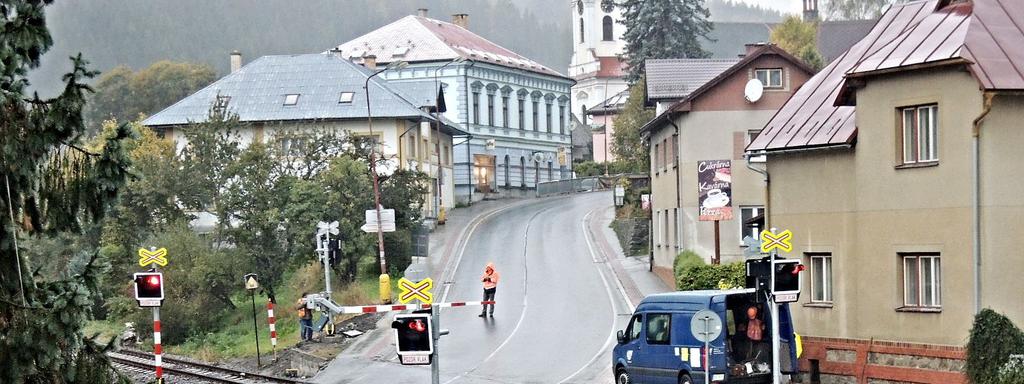 ZÁŘÍ ŘÍJEN JIZERAN 5/2017 Přijíždějící mašinfíra zíral co se to děje a raději před přejezdem zastavil.