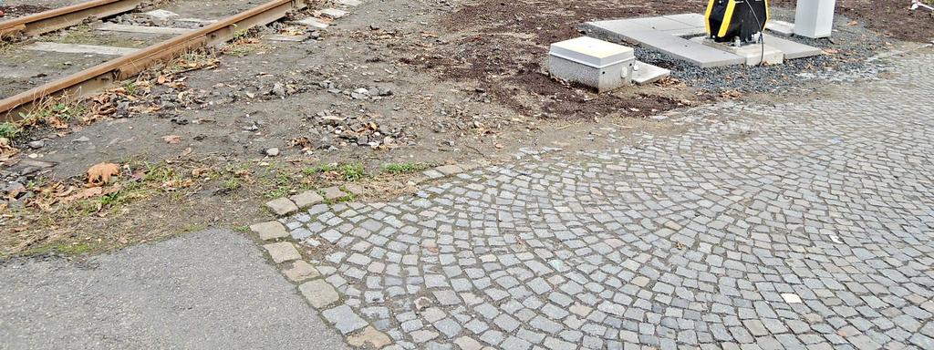 Byl nahrazen dvěma podstatně menšími skříněmi, a ty byly uklizeny cca 80 m od přejezdu za objekt radnice.
