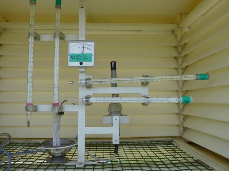 Měřicí přístroje (teploměry) lze rozdělit: a) Kapalinové b) Bimetalové c) Elektrické a) Kapalinové teploměry měří teplotu na principu teplotní roztažnosti kapalin ve skleněné trubičce (kapiláře).