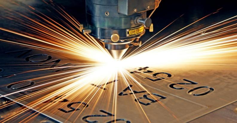 ÚVOD [13],[17],[45], [37] Málokdo si dnes umí představit svět bez laserů a laserových technologií. Najdeme je například v medicíně, průmyslu, měřící technice, výpočetní technice a v moha dalších.