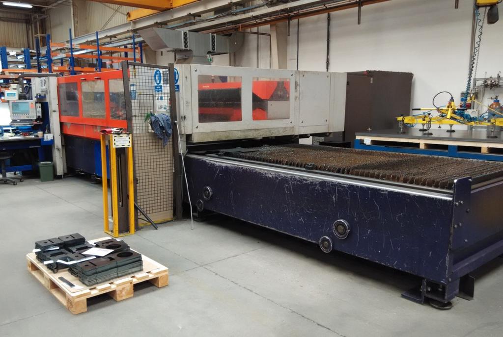 7.1.2 ByStar 3015 [3] Zařízení využívá zdroj nazvaný ByLaser 4400. Představuje plynový C0 2 laser s výkonem 4400W.
