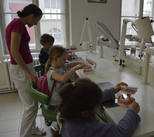 svými ukázkami, canisterapie, edukační a