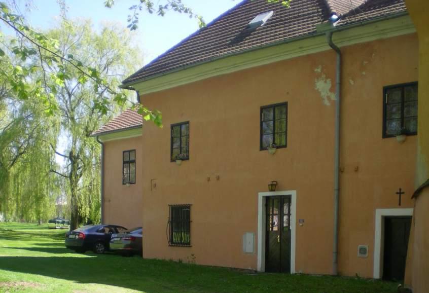 Obrázek 78 - Vchod do zámku v bezprostřední blízkosti parkování Pohyb po památce U hlavního vchodu se dá otevřít také druhé dveřní křídlo. Poté zde vznikne dostatečný prostor.