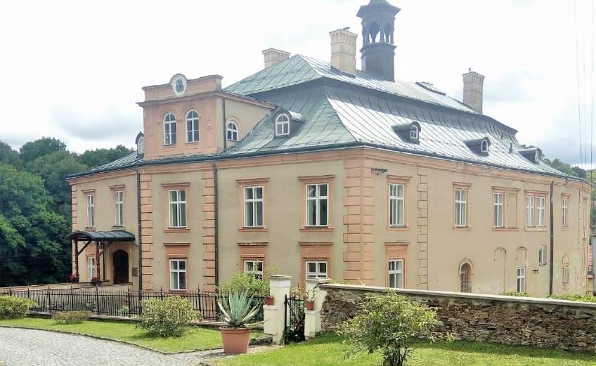 Obrázek 86 - Zámek Dírná 12.4 Zámek Elbančice Barokní zámek nechal v blízkosti lázní vybudovat ve 40. letech 18. století František Josef Khuenburg pro svou ženu. Sloužil tehdy jako letohrádek. Od 70.