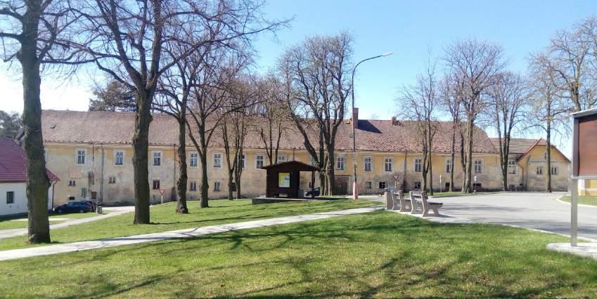 vznikl na počátku 17. století. Ve stejném století, avšak již v držení rodu Šporků byl rozšířen.