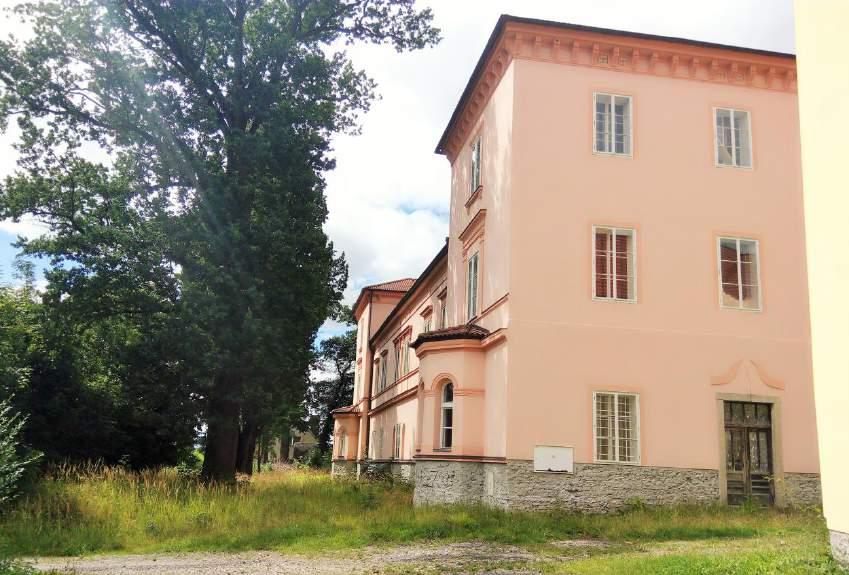 Obrázek 94 - Zámek Lžín 12.12 Zámek Mladá Vožice Zámek budovaný v 2. polovině 16. století za Voračických z Paběnic.