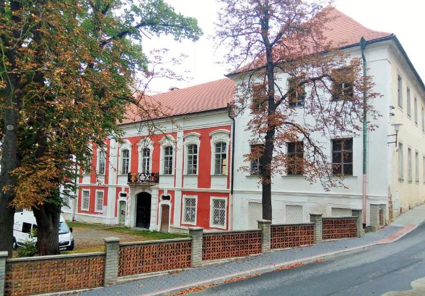 Obrázek 95 - Zámek Mladá Vožice 12.13 Zámek Myslkovice Původní tvrz byla mezi lety 1666 1703 přebudována na zámek. V 2. polovině 19.