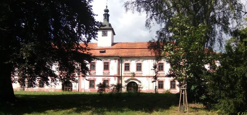 Samotný jednopatrový pozdně barokní zámek vznikl z tvrze za vlastnictví Nadějkova Antonínem Ferdinandem Feuersteinem v roce 1781.