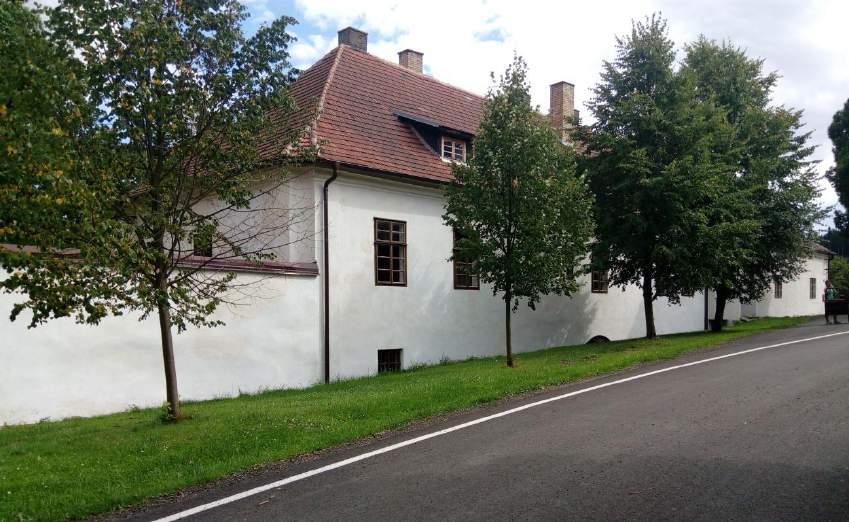 12.24 Zámek Tučapy Původní tvrz z roku 1359 nechal přestavět do zámecké podoby v 60. letech 18. století Jiří Vavřinec z Escherichu. V objektu se často střídali majitelé.