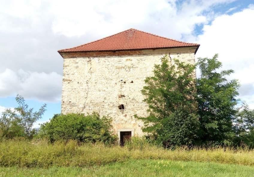 8.2 Tvrz Dráchov Počátky tvrze spadají do 14. století. Tehdy ji vybudovali vladykové z Dráchova. Za pozdějšího vlastníka, Adama z Hradce, se objekt stal součástí řečického panství.