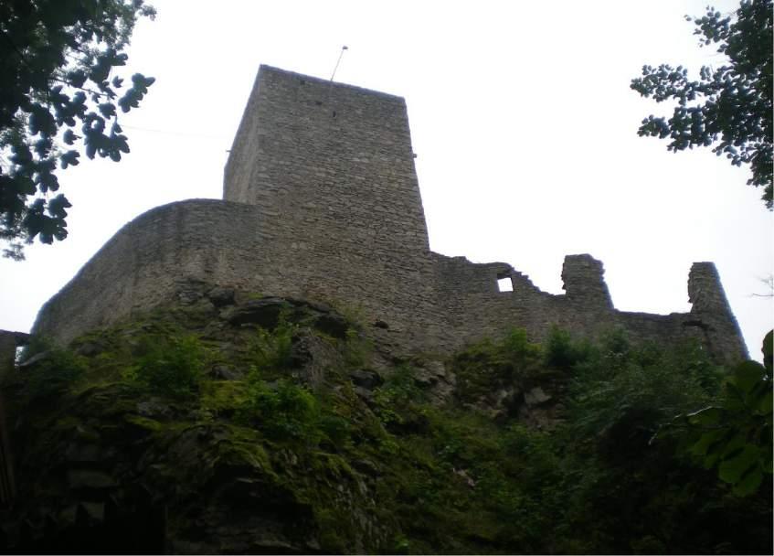9.3 Hrad Choustník - zřícenina Hrad Choustník byl vybudován v 2. polovině 13. století potomky Beneše z Choustníka.