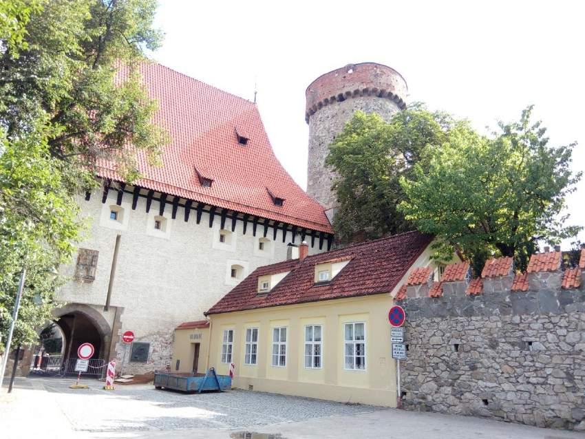 Obrázek 31 - Hrad Kotnov a Bechyňská brána Parkování K