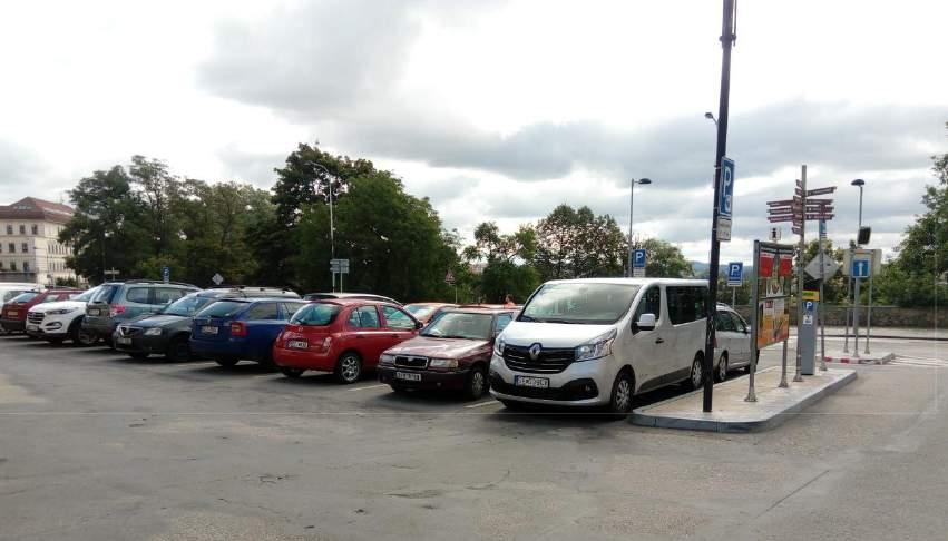 metrů od hradu. Odtud se musí pokračovat pěšky.