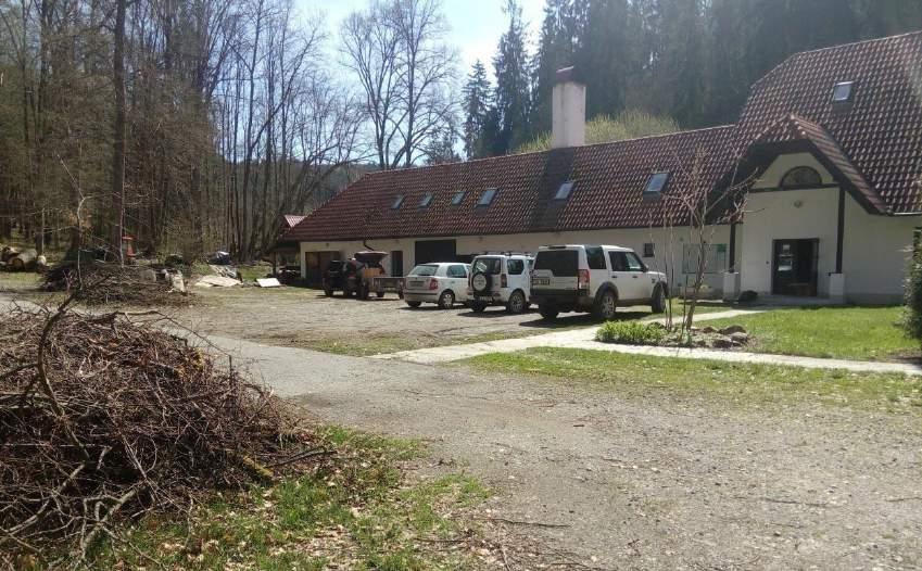 Parkování Zaparkovat lze na parkovišti u místního penzionu. Parkoviště pro handicapované zde není.