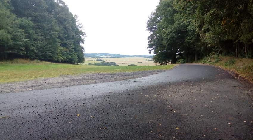 Parkoviště má podobu travnaté plochy, nenachází se zde žádné značení ani běžné, ani